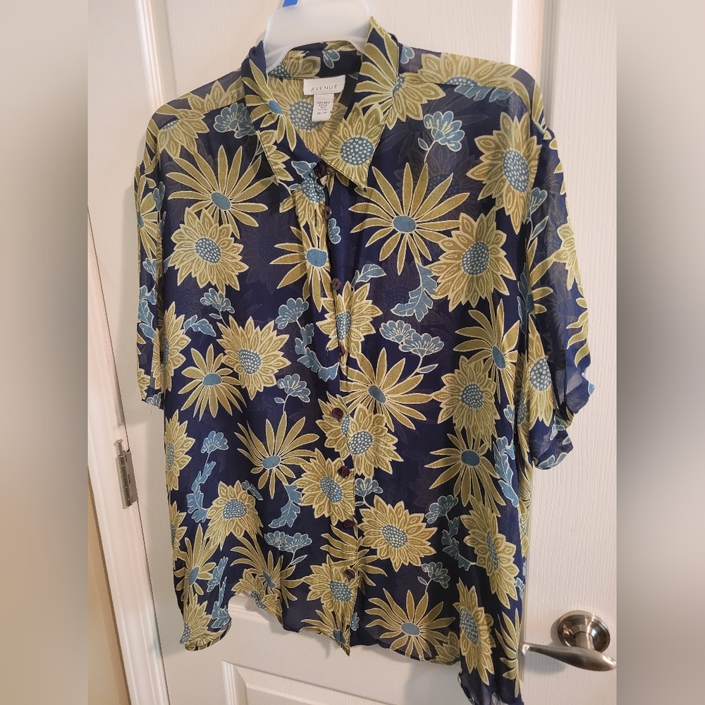 Women's Avenue button up 26W blue floral